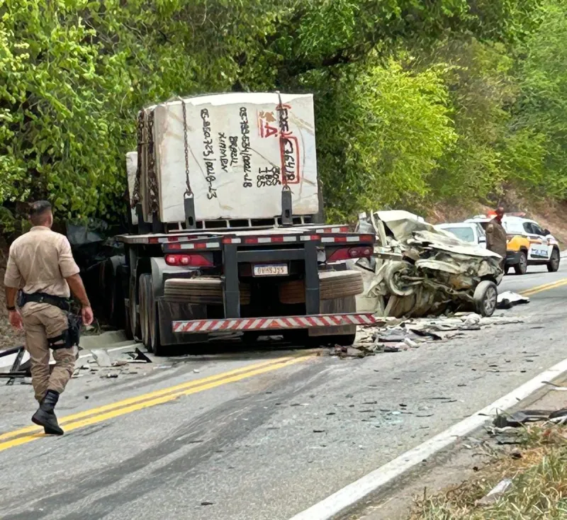 Colisão frontal entre carro e carreta deixa um morto na BR-259, em Conselheiro Pena