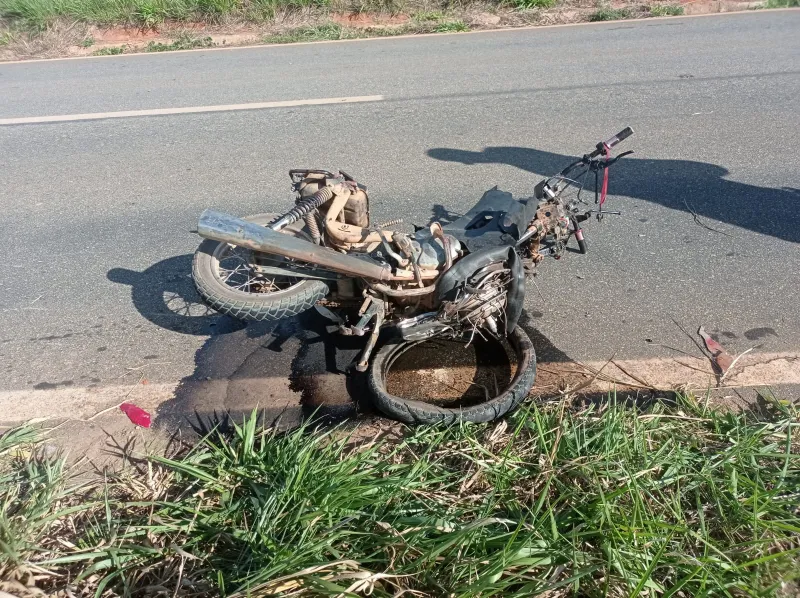 Motociclista inabilitado bate de frente com carro e morre na BR-474, em Aimorés