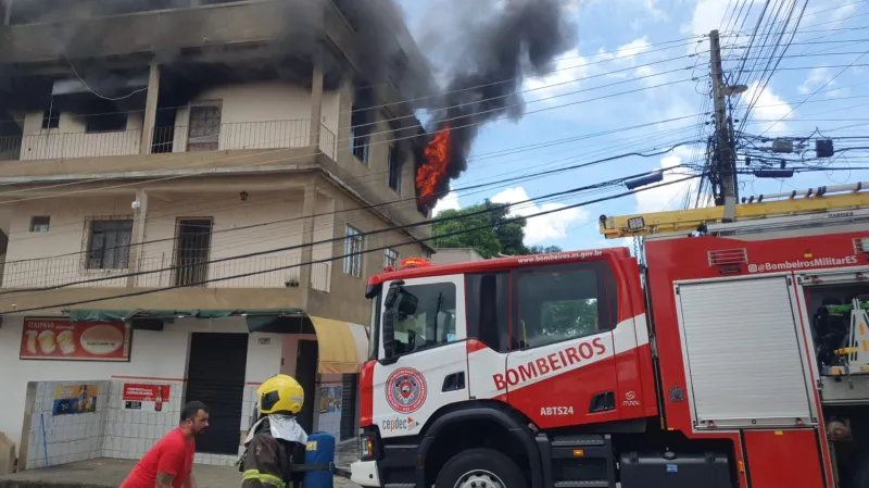 Incêndio atinge residência e mobiliza Corpo de Bombeiros nesta manhã de sábado(6), em Colatina