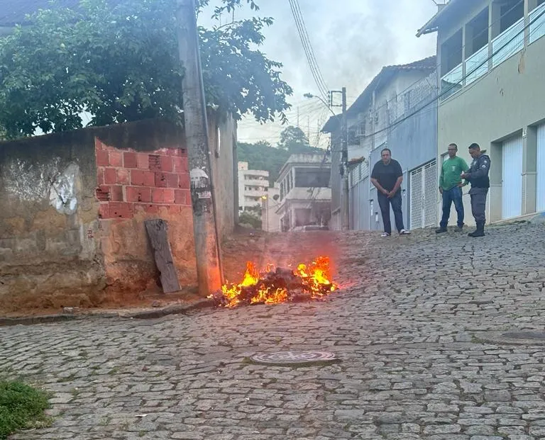 Incêndio criminoso em lixeira pública resulta em detenção, em Colatina
