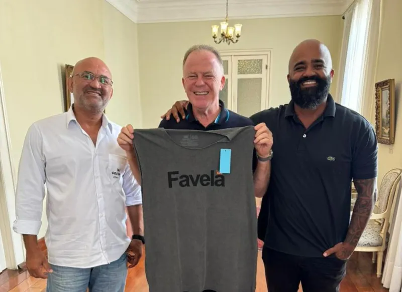 Colatinenses presenteiam Governador Renato Casagrande com camiseta de ação social