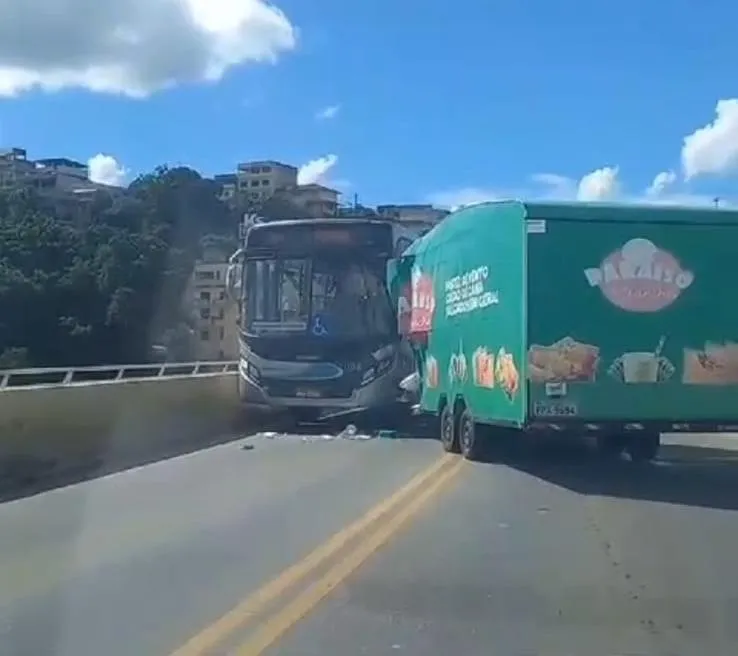 Acidente entre ônibus e reboque interrompe tráfego na Ponte Florentino Avidos