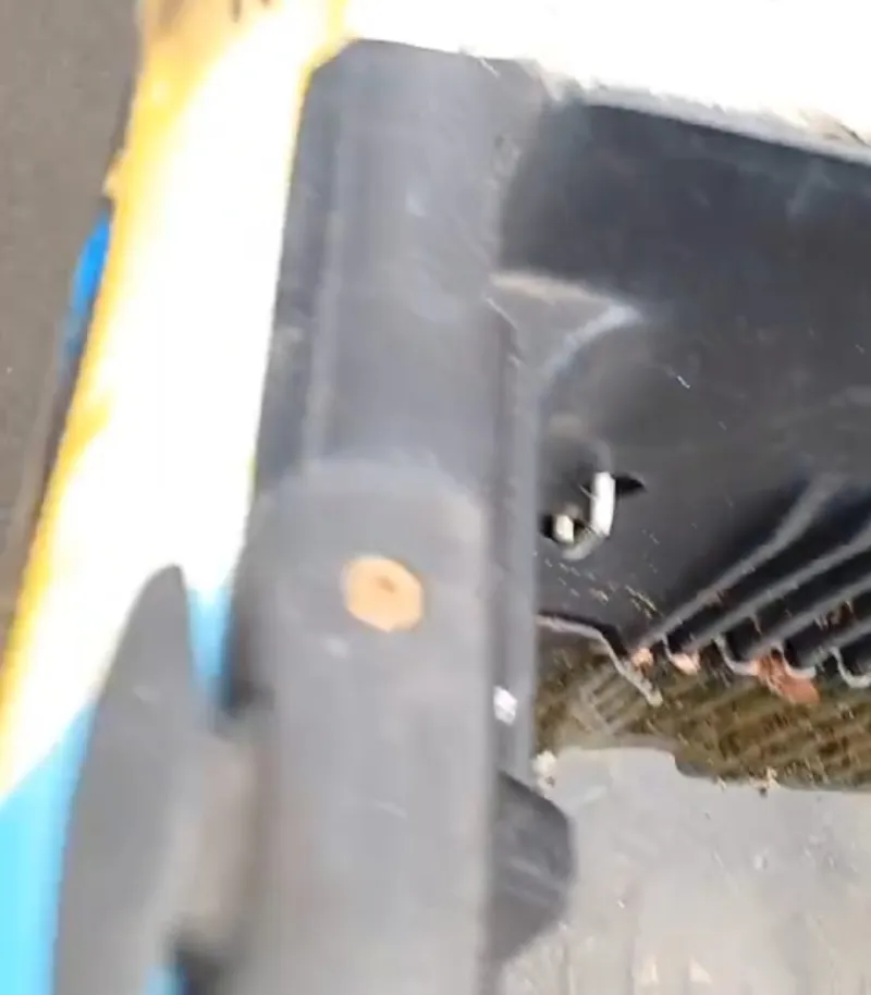 Vídeo: água parada em carroceria de veículo abandonado, preocupa moradores do bairro Colatina Velha, em Colatina