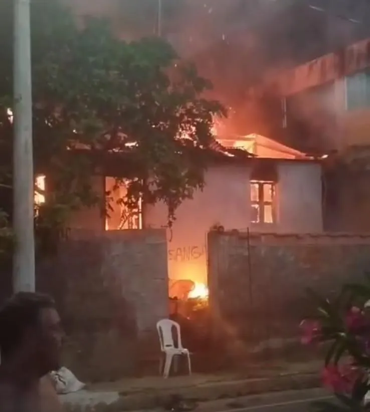 Incêndio em residência deixa rastro de destruição, mas sem vítimas fatais em Colatina. Perícia investiga o motivo