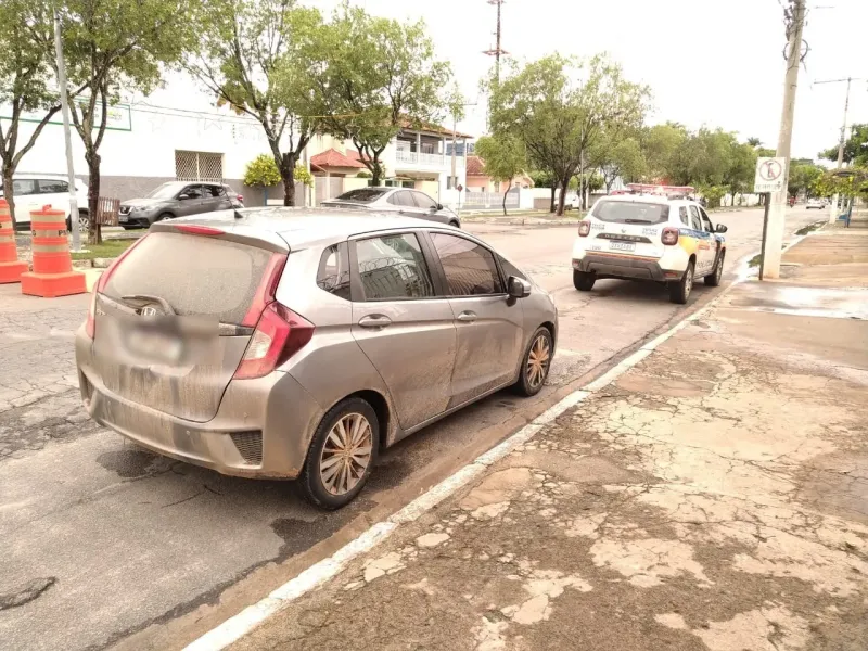 Motorista passa na porta de batalhão e acaba preso com veículo clonado em Aimorés