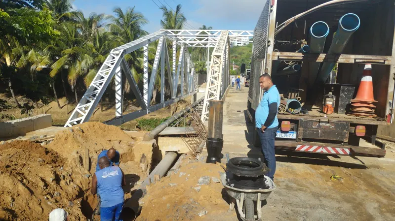 Equipes do Sanear trabalham na adutora da Ponte do Irajá, em Colatina