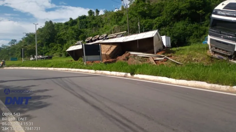 Carreta tomba na BR-259, em Colatina, causando interdição parcial da rodovia