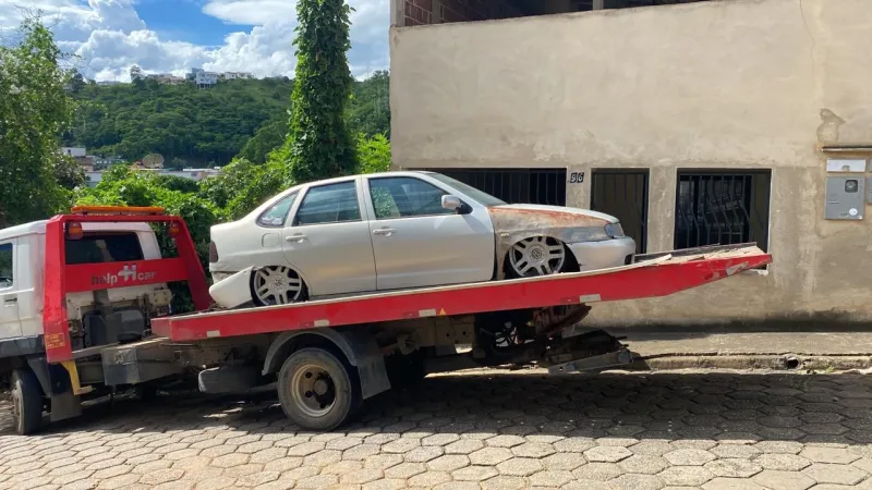 Operação limpeza em Colatina retira veículos abandonados das ruas.