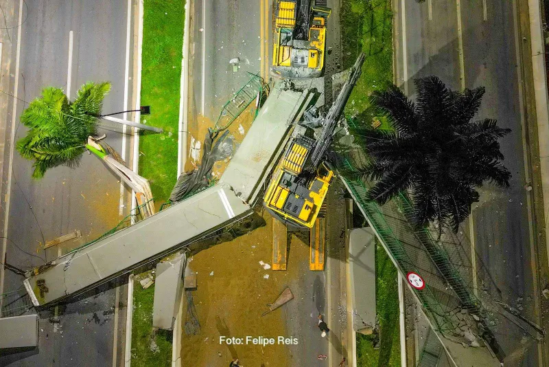 Motorista que derrubou passarela na BR-101 em Linhares, perde 12 pontos na carteira numa única noite