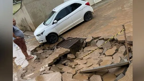 Calçamento cede em Colatina, deixando carro em “cratera” e moradores preocupados