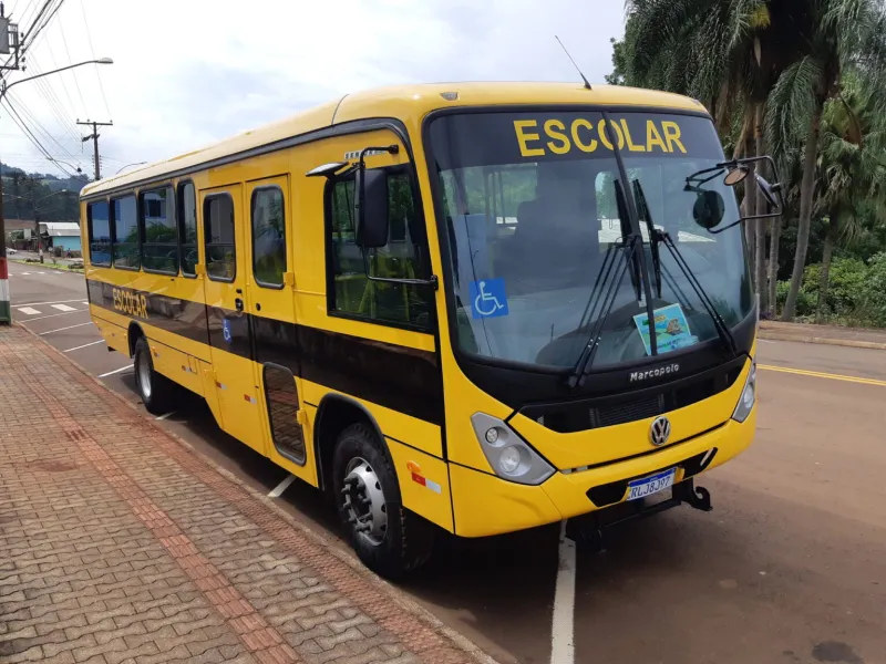 Criança é esquecida em ônibus escolar e encontrada desacordada por insolação, em Mucurici