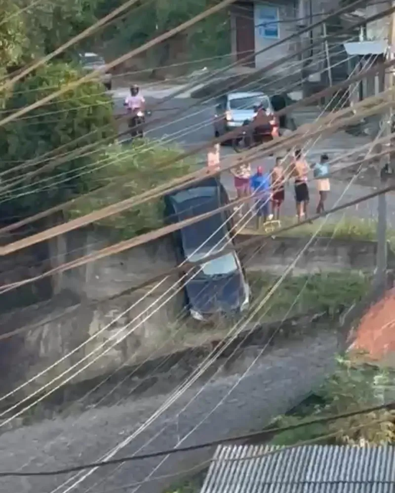 Veículo tombado em Colatina, motorista deixa o local após o acidente