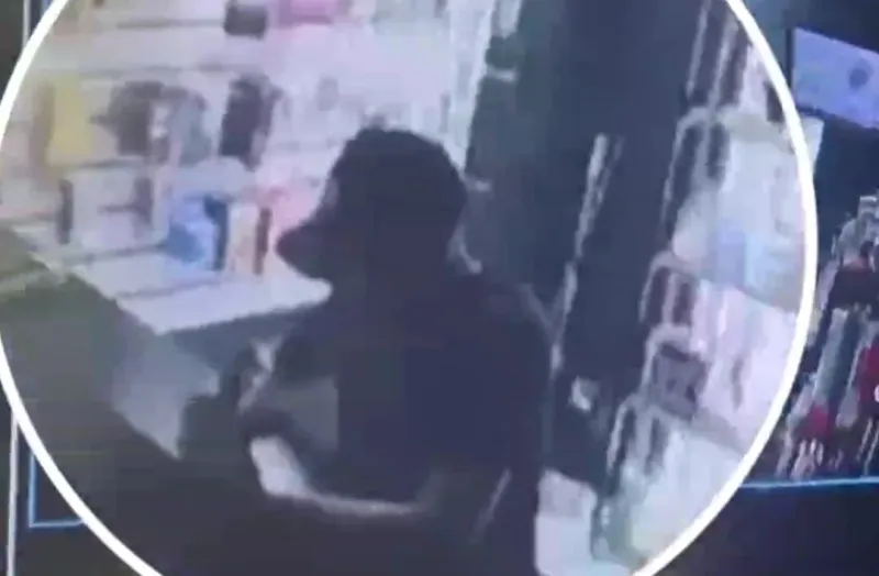 Vídeo: bandido furta celular em loja no Centro de Colatina