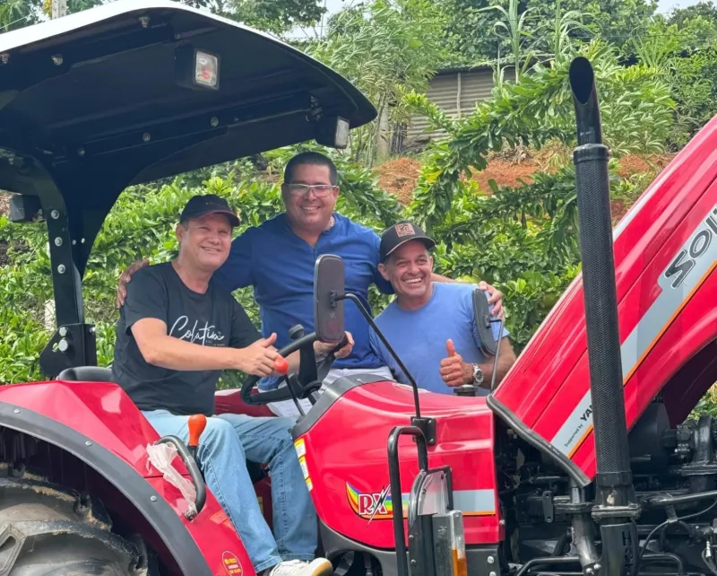 Vereador Ferreirinha entrega equipamentos agrícolas para associação de agricultores em Colatina