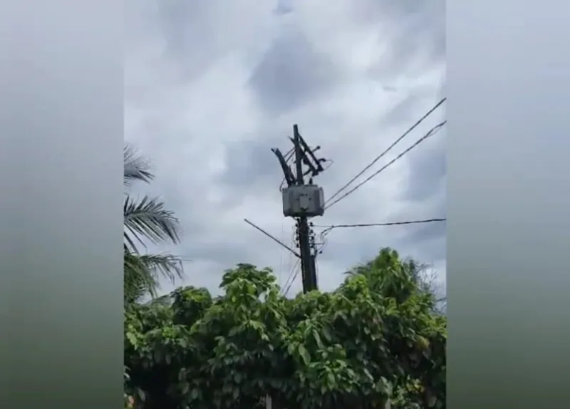 Vídeo: poste de alta tensão quebrado preocupa moradores na região entre Maria Ortiz e divisa com Linhares