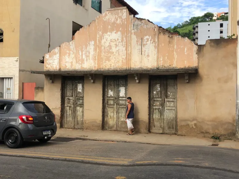 Moradores do bairro Maria Ismênia em alerta: imóvel abandonado na Avenida Presidente Kennedy aumenta risco de Dengue