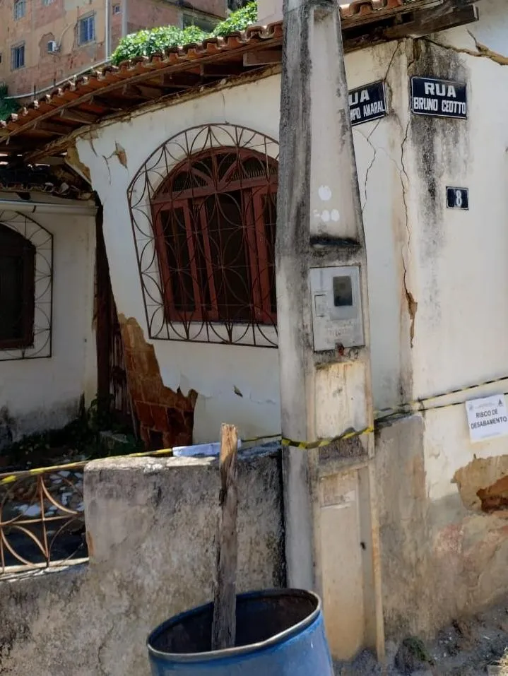 Casa abandonada no bairro Maria Ismênia preocupa moradores devido à proliferação de dengue, em Colatina