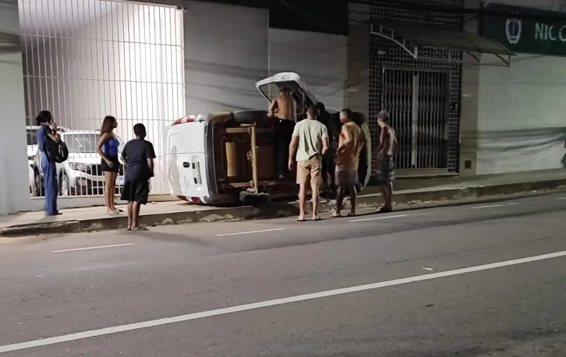 Vídeo: motorista perde controle e carro tomba na Avenida Silvio Avidos, em Colatina