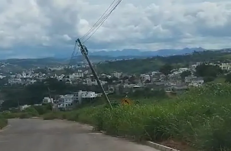 Alerta: postes na estrada de Santa Fé, Colatina, estão sob ameaça de queda