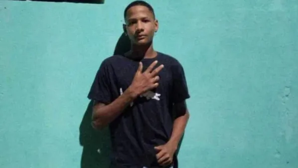 Adolescente de 14 anos é assassinado e homem é baleado em ponto de ônibus em Conceição da Barra