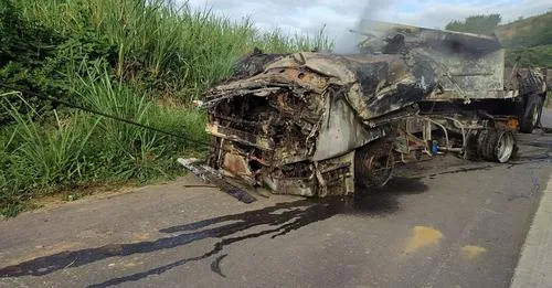 Carreta capota e bloqueia rodovia, causando interrupção temporária do tráfego na BR 259, em Colatina