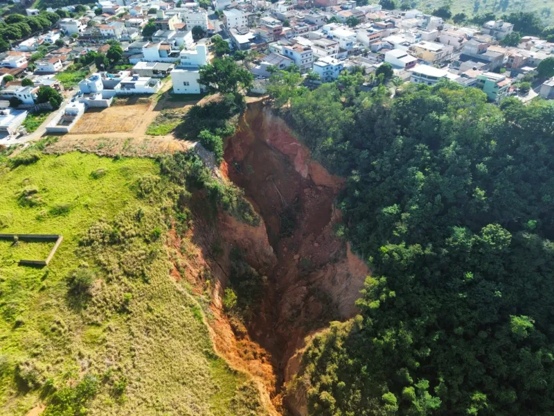 Vista da Serra, Colatina: Avenida Pedra Azul requer ações emergenciais para garantir segurança após deslizamento