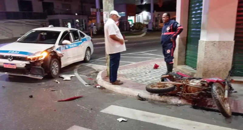 Acidente entre moto e táxi na madrugada deste Sábado (18) reflete irresponsabilidade de motociclista, em Colatina