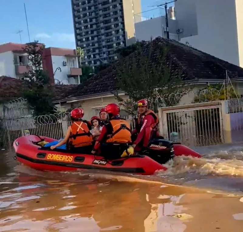 Chuva no RS: bombeiros do ES já resgataram 154 pessoas