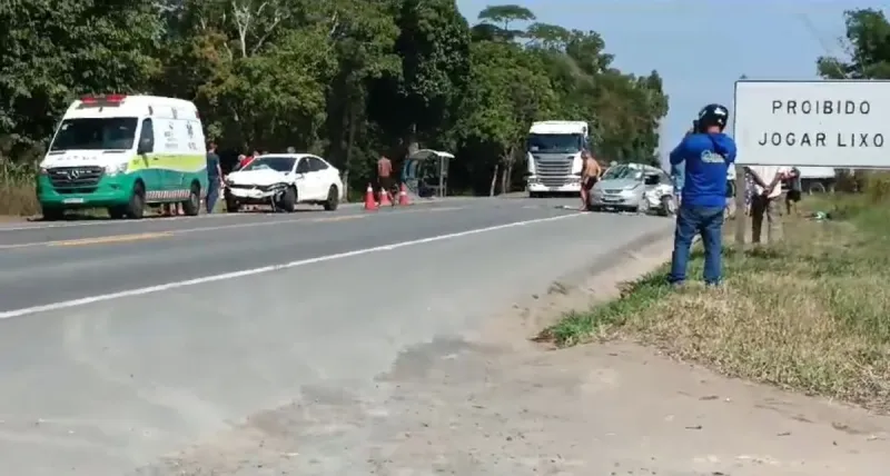 Colisão na BR 101 em Linhares deixa um morto e quatro feridos, incluindo duas crianças