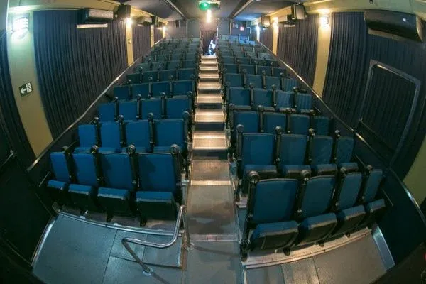 Caminhão que vira sala de cinema levará sucessos da telona para Baixo Guandu e mais 5 cidades do ES