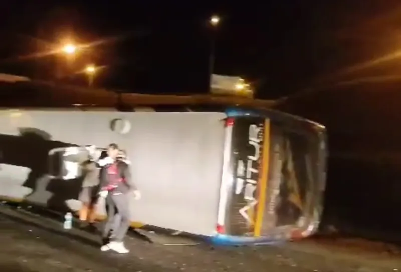 Ônibus com torcedores do Vasco de Colatina tomba na BR 101 em Macaé