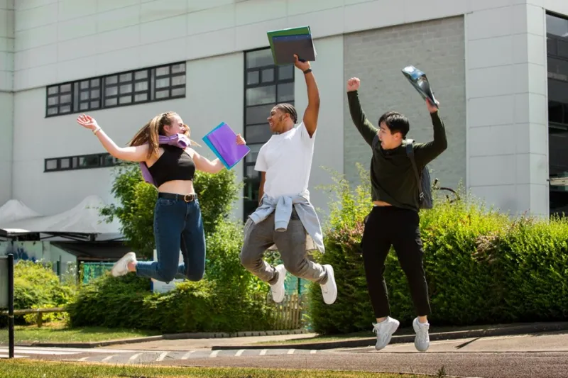 Interessados em iniciar graduação têm até quinta-feira (27) para se inscreverem no Programa Nossa Bolsa do Governo do Estado