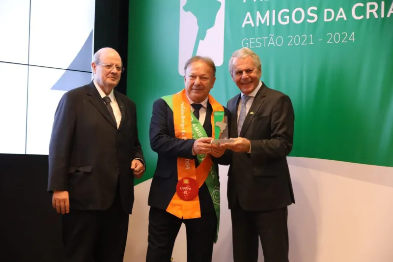 Prefeito de Colatina recebe prêmio nacional por ações em favor de crianças e adolescentes
