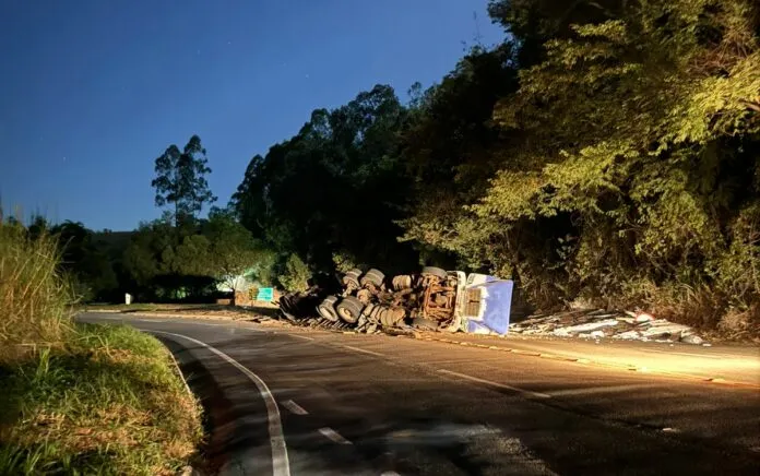 Caminhão carregado com placas de granito tomba em São Domingos do Norte