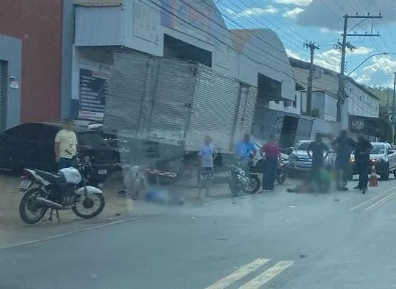 Acidente deixa três feridos no bairro Carlos Germano Naumann, em Colatina. O trânsito ficou lento no local