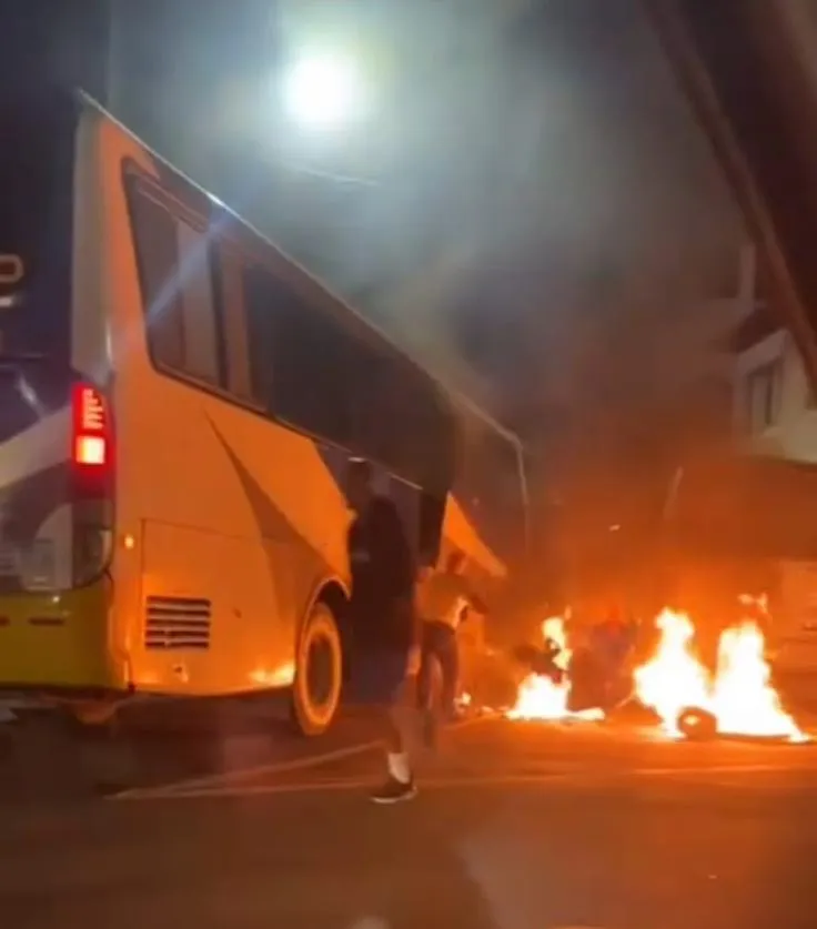 Vídeo: ônibus com atletas tem princípio de incêndio na noite de Sábado (13), em Colatina