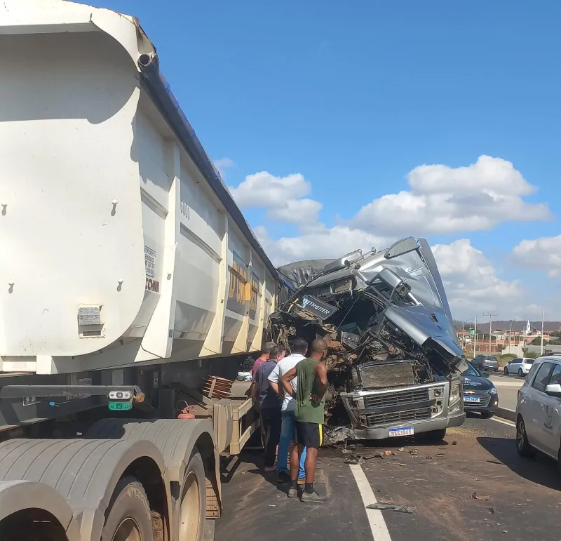 Colisão entre caminhões no trevo da BR 259 deixa uma pessoa ferida