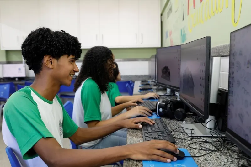Metade dos estudantes de escolas públicas do Espírito Santo superam 600 pontos na redação do Enem