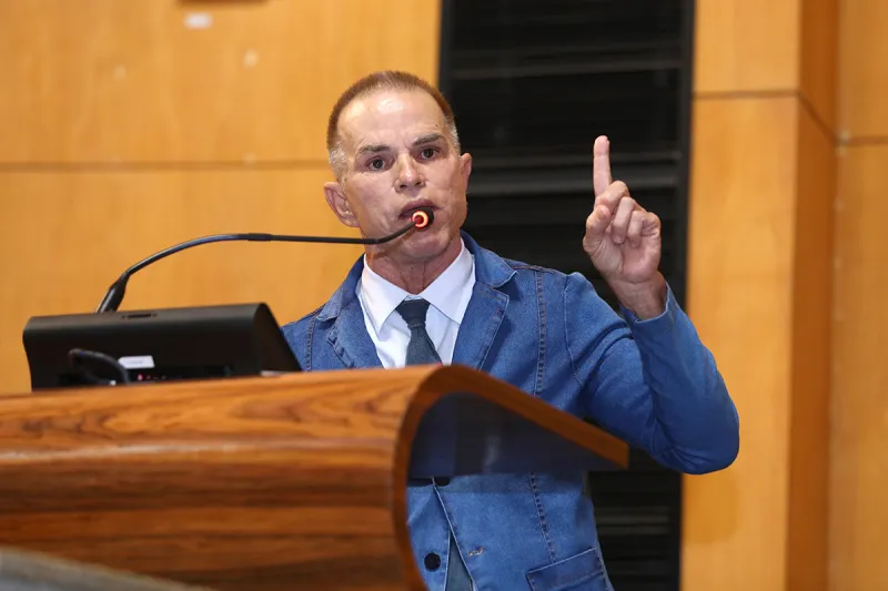Sérgio Meneguelli adia decisão sobre candidatura