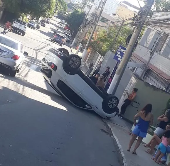 Automóvel T-Cross capota próximo à escola Supletivo Pedro Vitali em Colatina