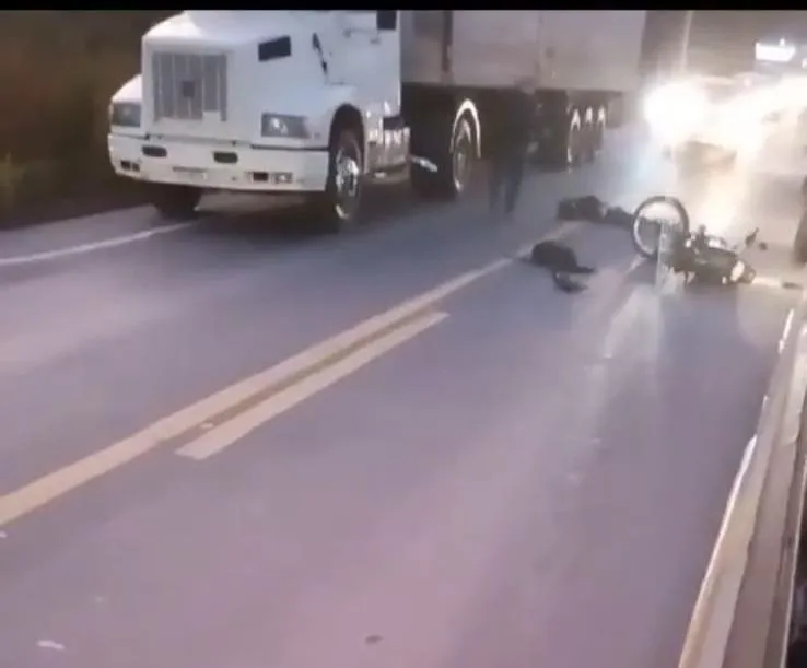 Motociclista morre ao colidir contra caminhão próximo ao bairro Columbia em Colatina