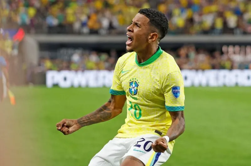 Mateense Savinho se emociona após marcar pelo primeiro gol pela Seleção