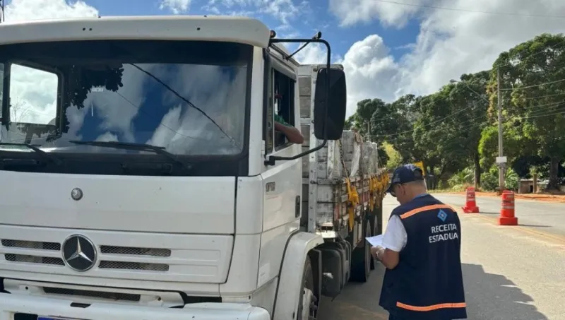 Fiscalização autua transporte sem documentação fiscal em Barra de São Francisco