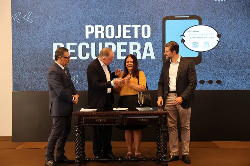 Governador Casagrande inicia devolução de celulares recuperados pelo Projeto Recupera