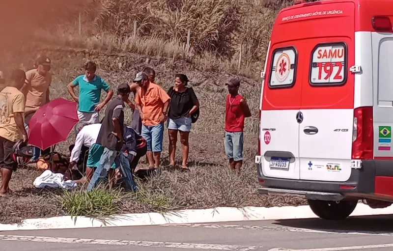 Vídeo: acidente entre carro e moto deixa motociclista gravemente ferido neste sábado (24) em Reta Grande, Colatina