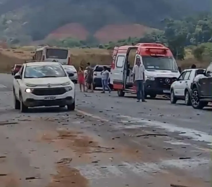 Vídeo: grave acidente próximo ao trevo de Lajinha de Pancas: carro cai em ribanceira após colidir com caminhão