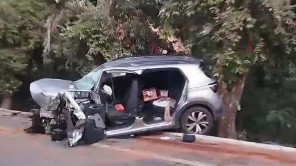Condutor é socorrido inconsciente após carro colidir com árvore em São Gabriel da Palha