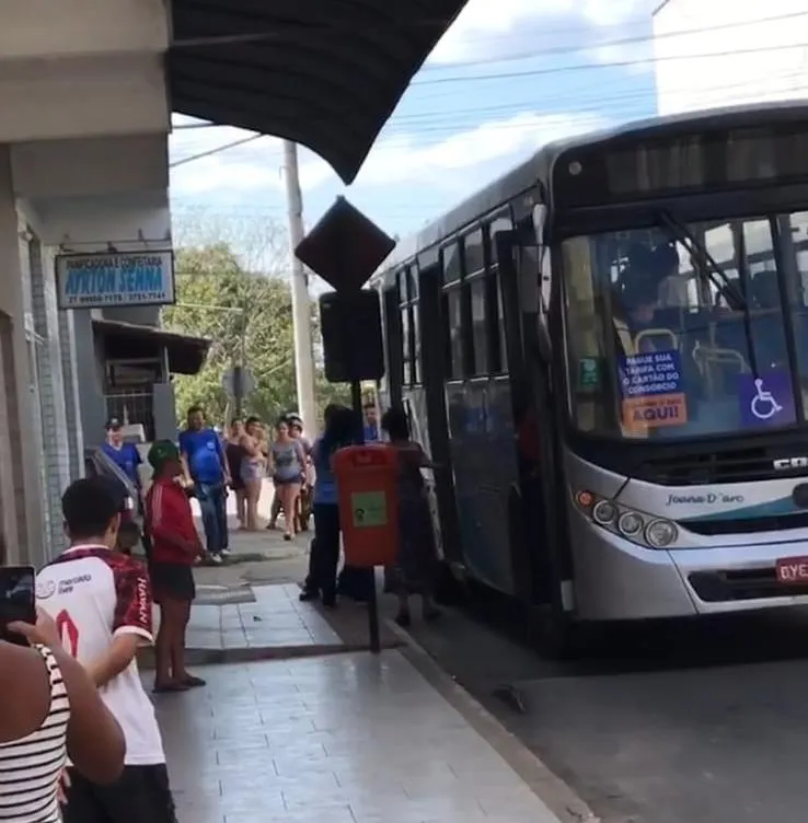 Vídeo/Confusão em bairro colatinense: mulher é detida após furtar R$ 200 de trocadora dentro de ônibus