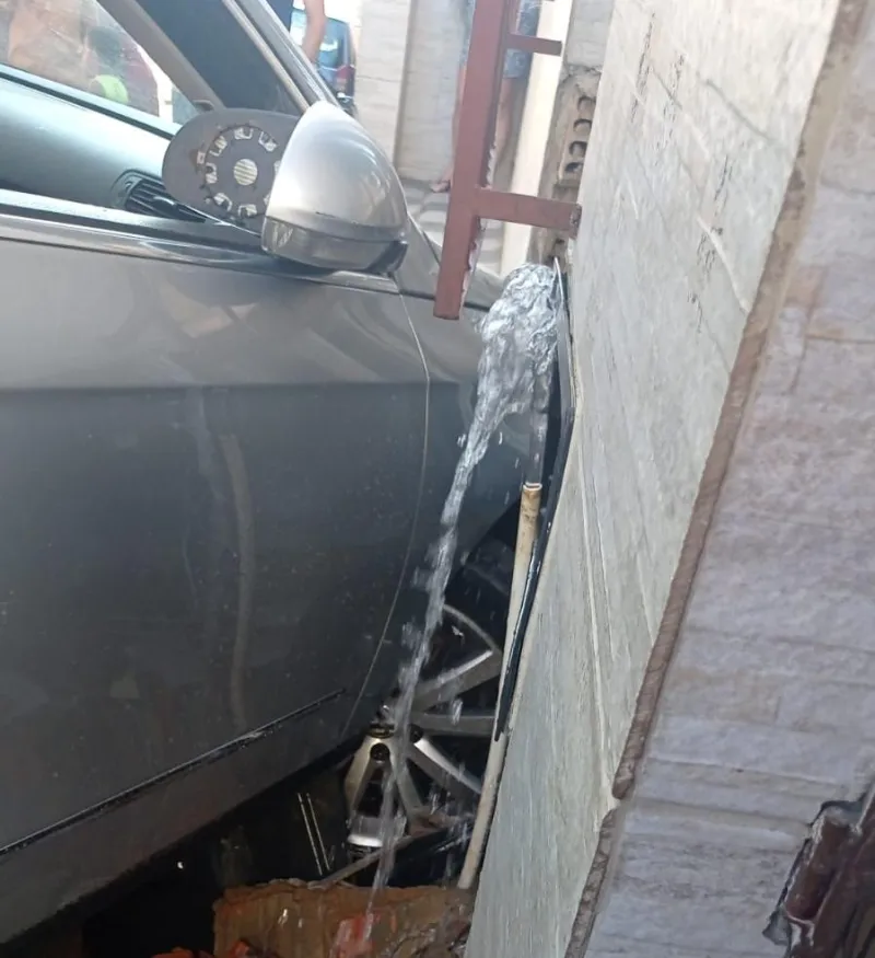 Automóvel colide contra residência no bairro Santa Antônio, em Colatina. Moradora grava vídeo mostrando o prejuízo