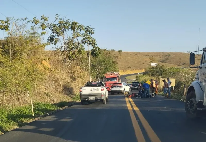 Veículo de passeio colide contra motocicleta em “para e siga” e foge do local, em Colatina
